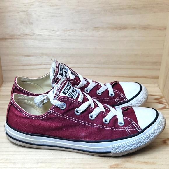 Converse Unisex Burgundy Classic Sneakers - Picture 3 of 9